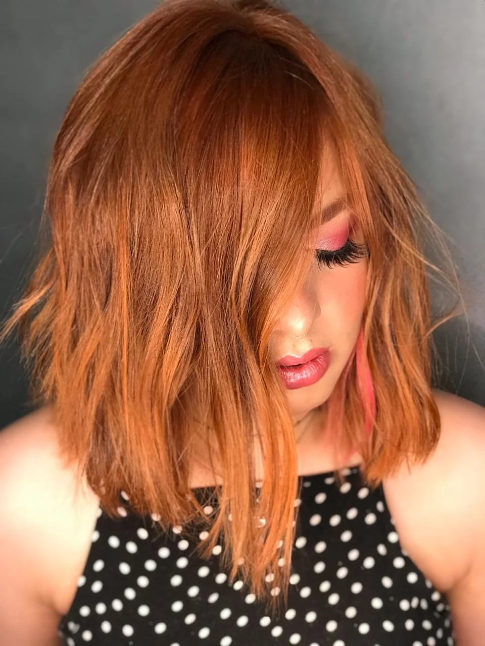 Ruivo acobreado em corte long bob