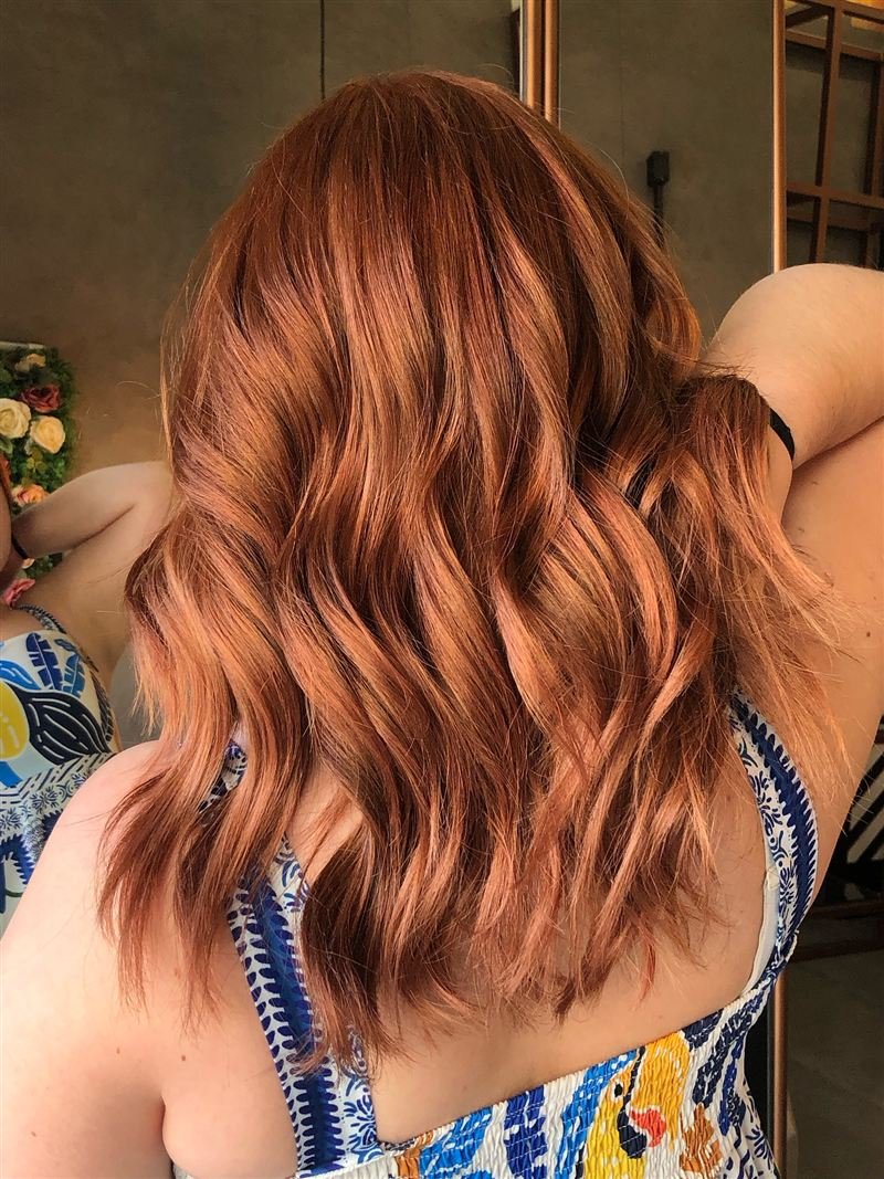 Ruivo acobreado com ondas, visto de costas
