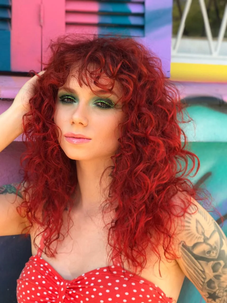 Patricia Demjän com ruivo vermelho cacheado